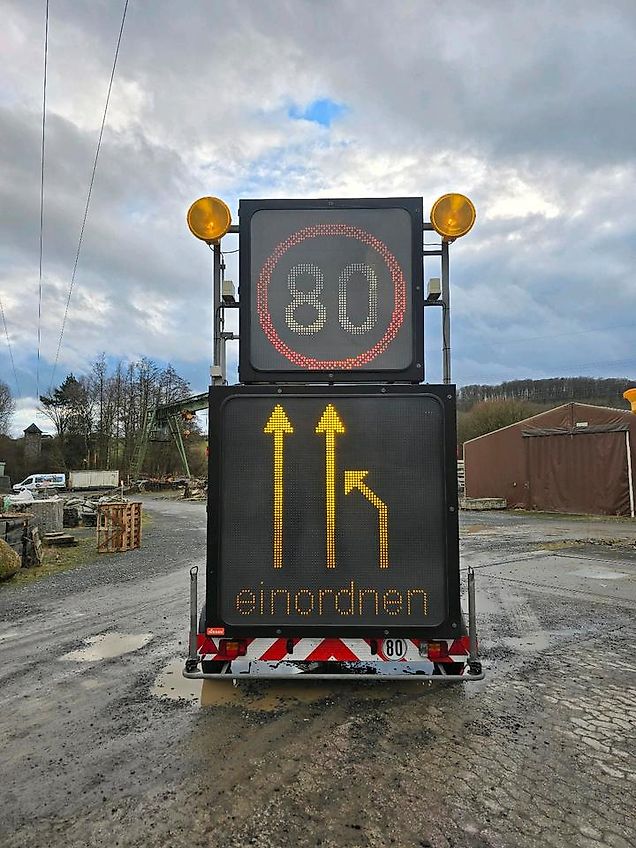 Nissen VLT LED Verkehrsleittafel Verkehrssicherungsanhänger Verkehrsleitanhänger Sperrwand Vorwarntafel